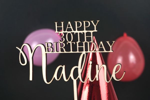 Caketopper "Happy xth Birthday" mit Name, mit Deko
