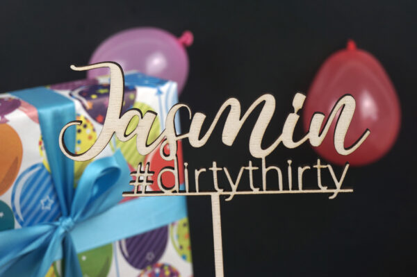 Caketopper "Name #dirtythirty" mit Deko