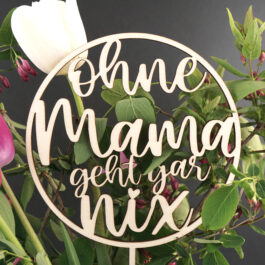 Caketopper "Ohne Mama geht gar nix" im Ring mit Blumendeko