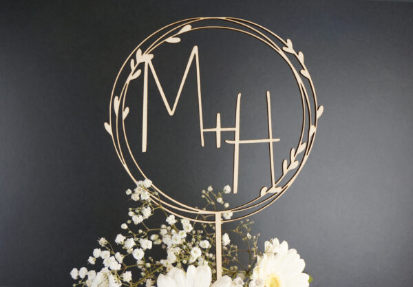 Caketopper Initialen im Blätterkranz mit Blumendeko